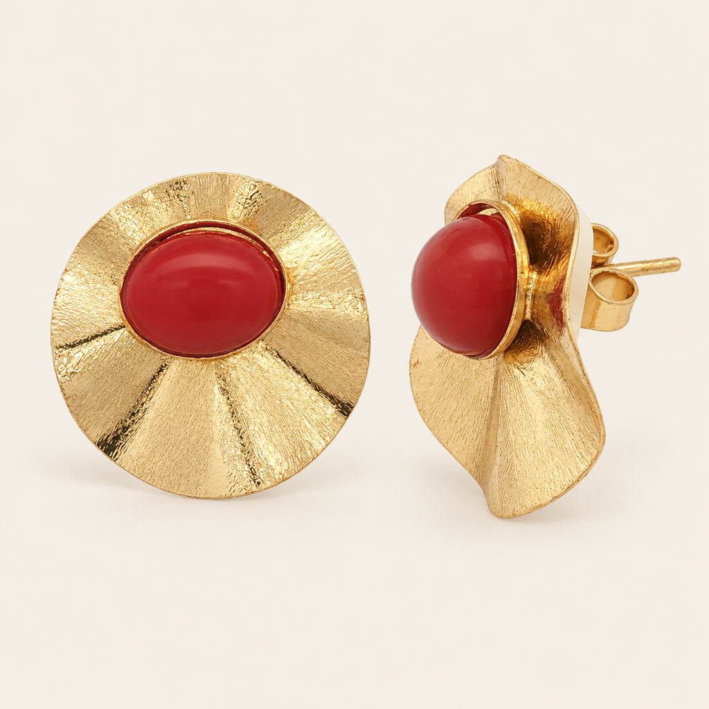 Aretes Botón de Oro Laminado con Placa Plisada y Piedra