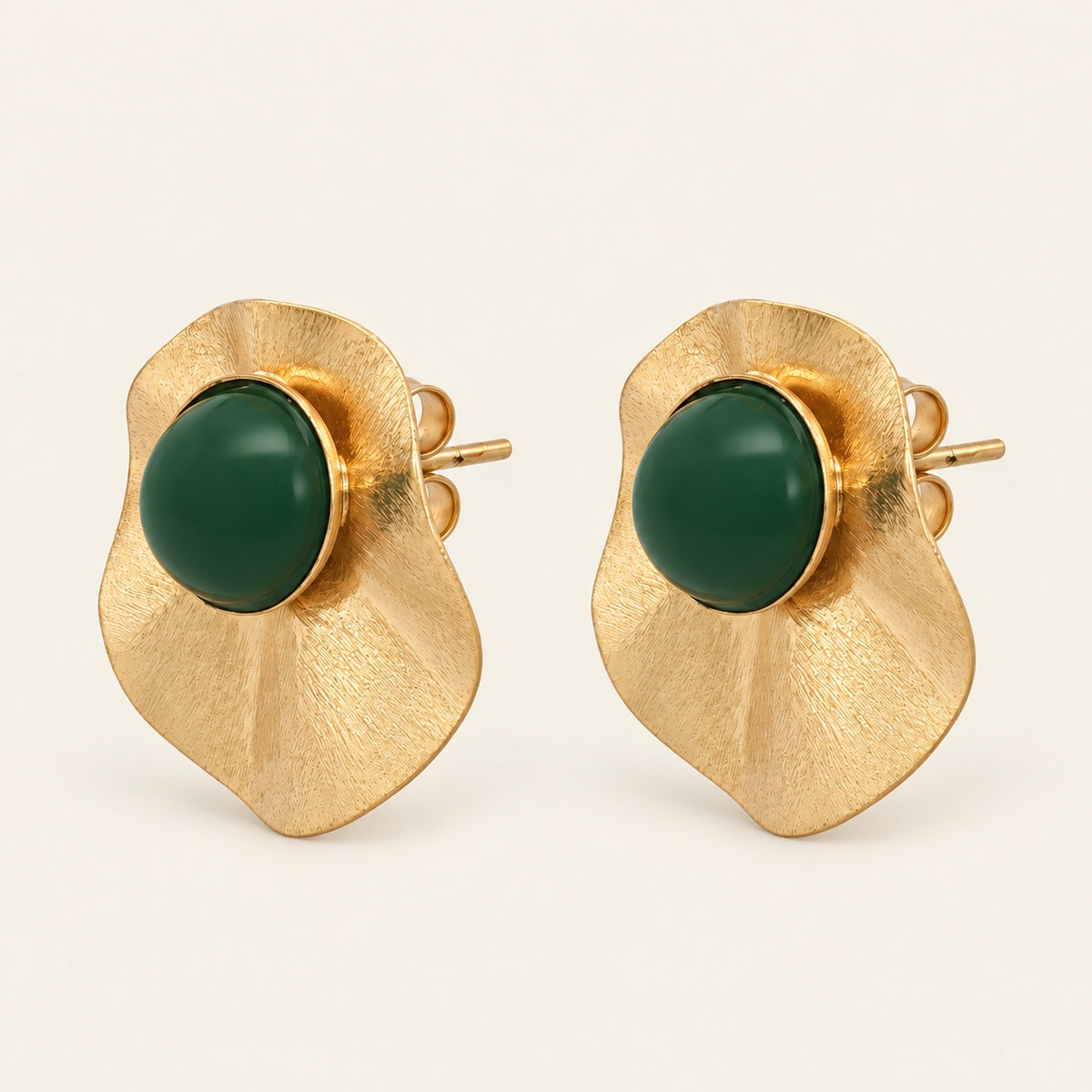 Aretes Botón de Oro Laminado con Placa Plisada y Piedra