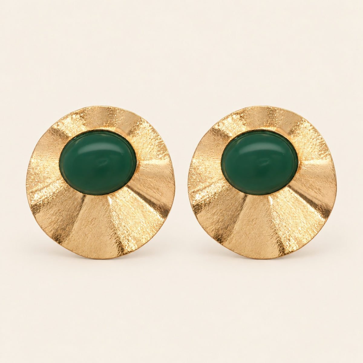 Aretes Botón de Oro Laminado con Placa Plisada y Piedra