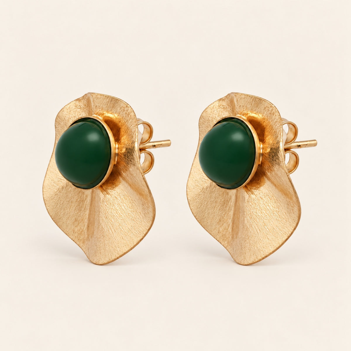 Aretes Botón de Oro Laminado con Placa Plisada y Piedra