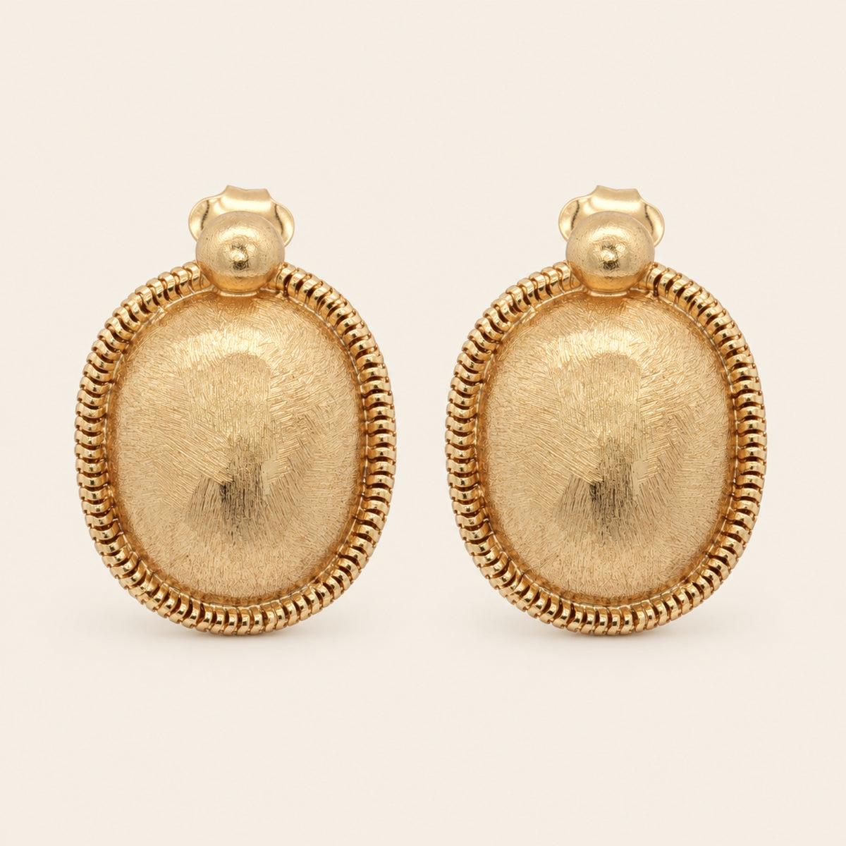 Aretes Ovalados de Oro Laminado Texturizado con Borde Trenzado