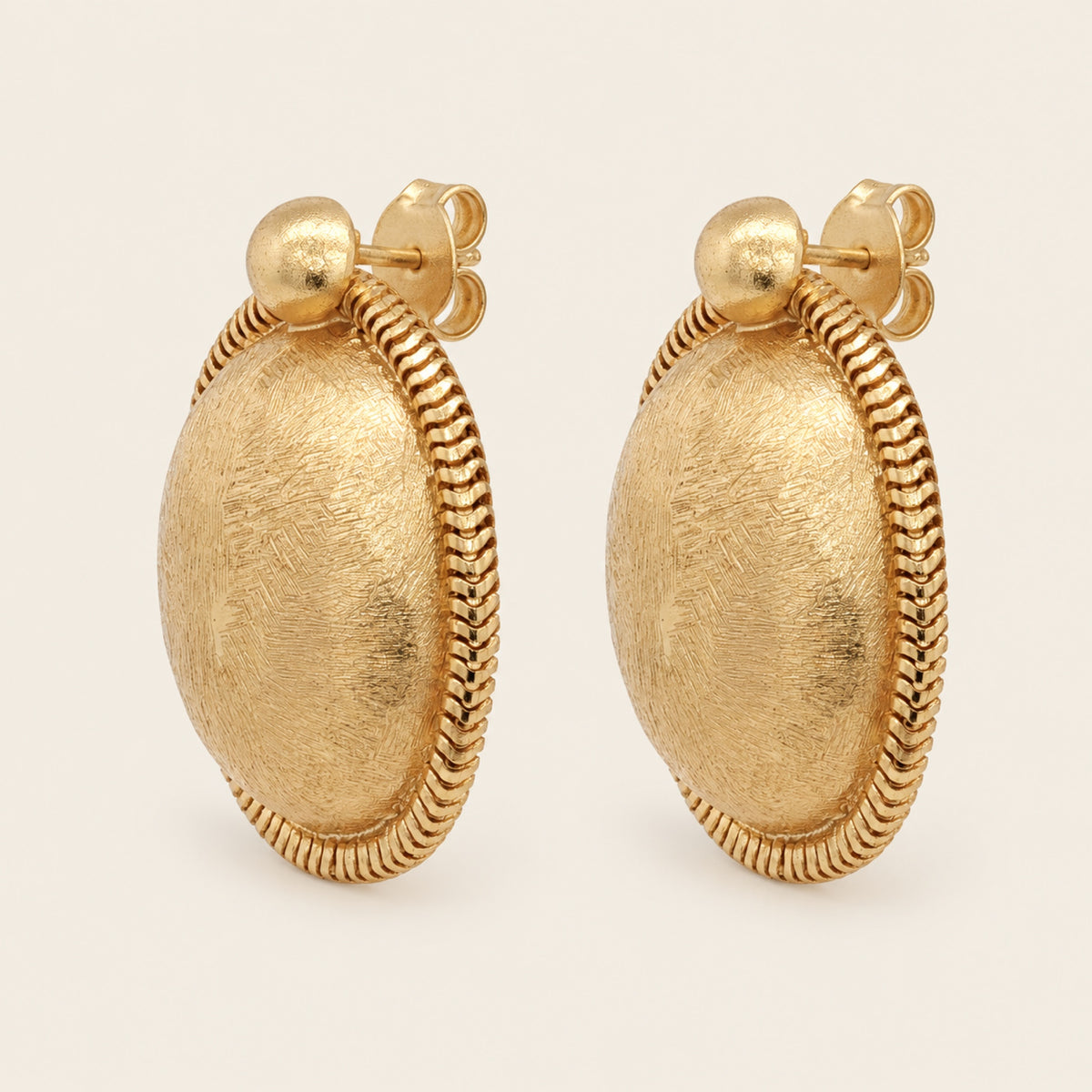 Aretes Ovalados de Oro Laminado Texturizado con Borde Trenzado