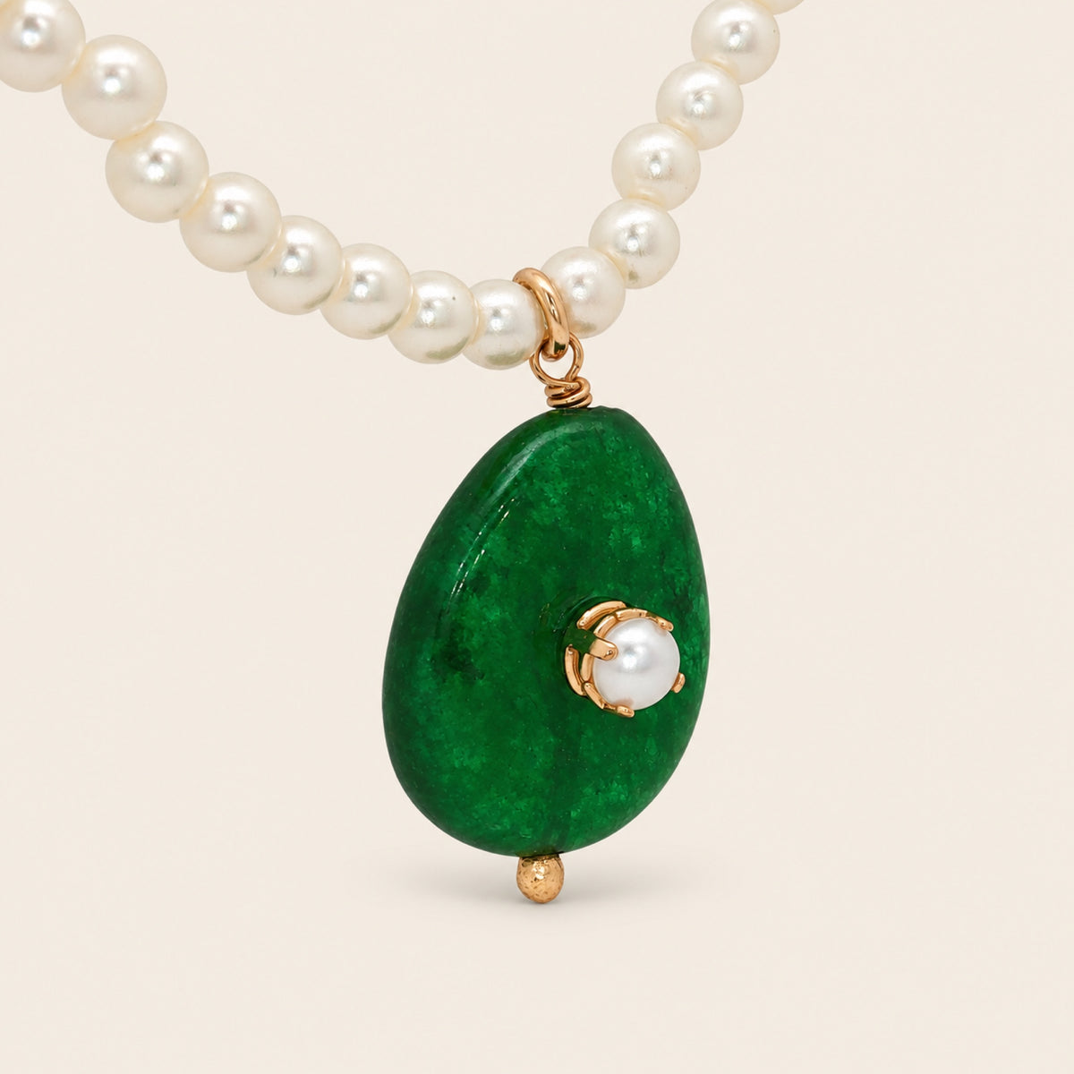 Collar de Oro Laminado con Perlas Shell y Dije de Piedra Verde