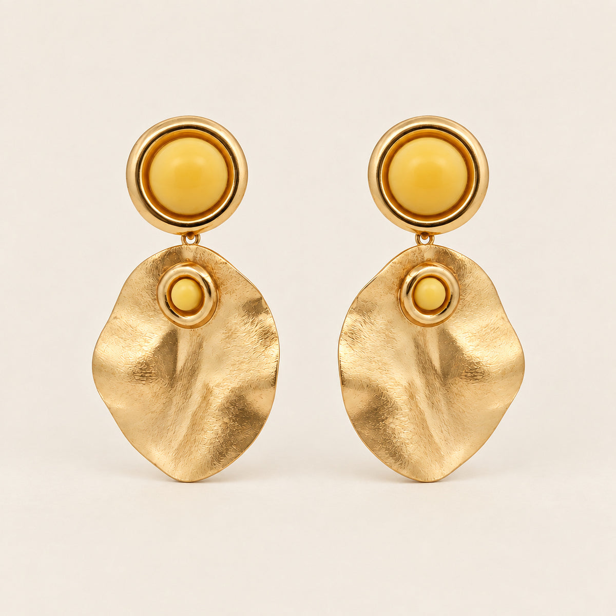 Aretes Largos de Oro Laminado con Placa Ondulada y Piedra Amarilla