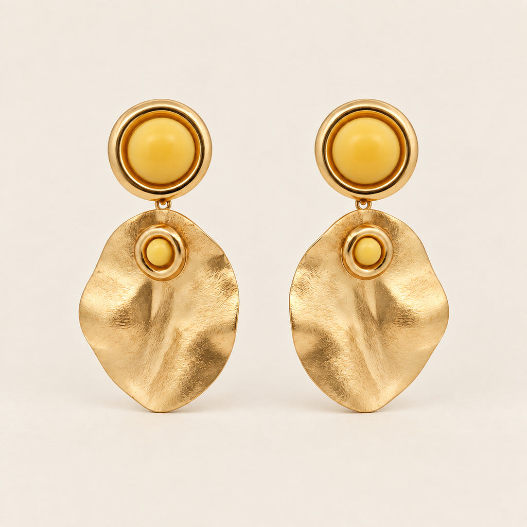 Aretes Largos de Oro Laminado con Placa Ondulada y Piedra Amarilla