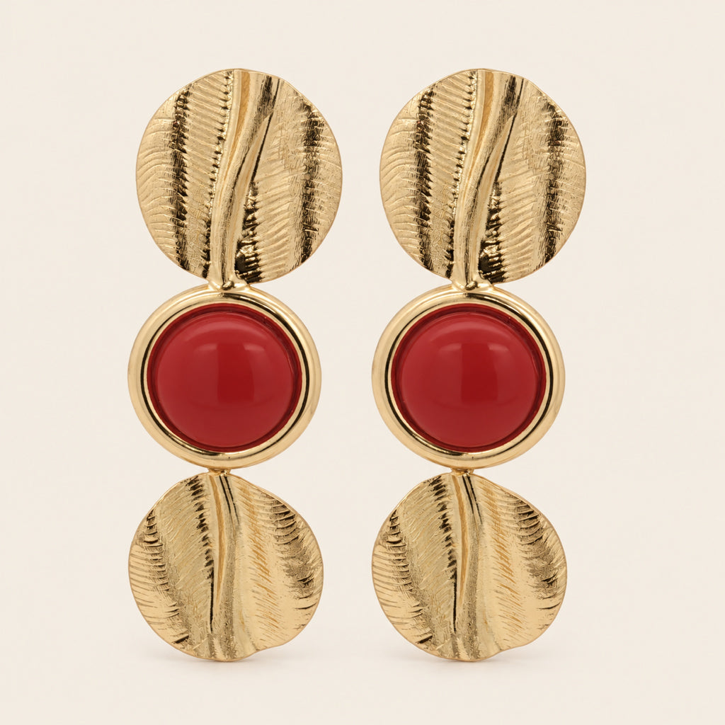 Aretes de Oro Laminado con Piedra de Resina Roja y Discos Texturizados