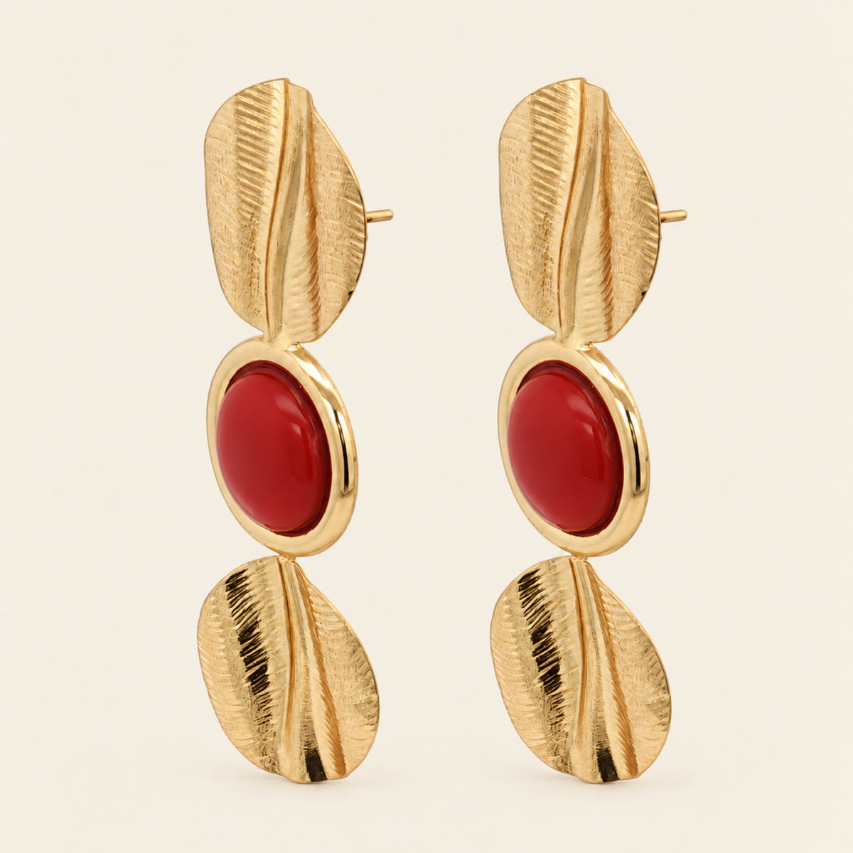 Aretes de Oro Laminado con Piedra de Resina Roja y Discos Texturizados