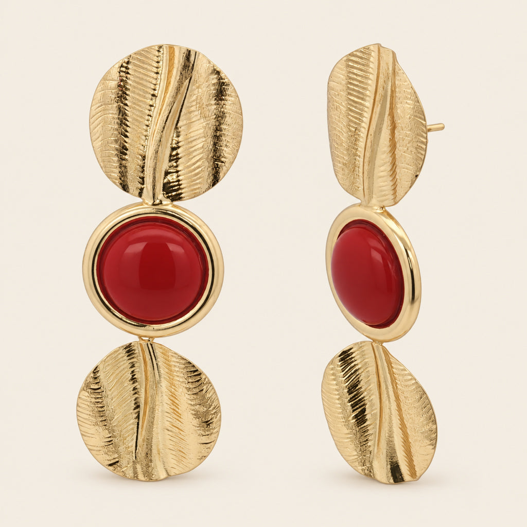 Aretes de Oro Laminado con Piedra de Resina Roja y Discos Texturizados