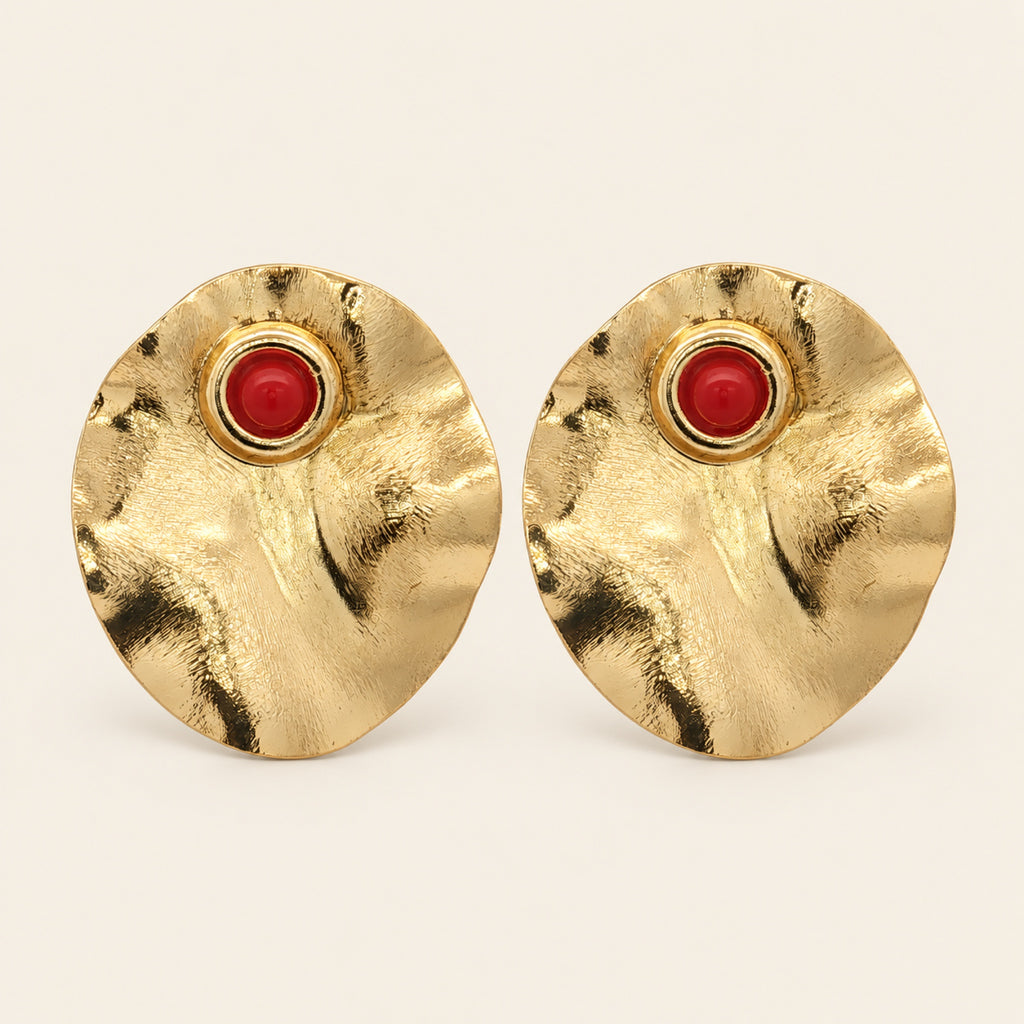 Aretes de Oro Laminado con Placa Ondulada Ovalada y Piedra Roja