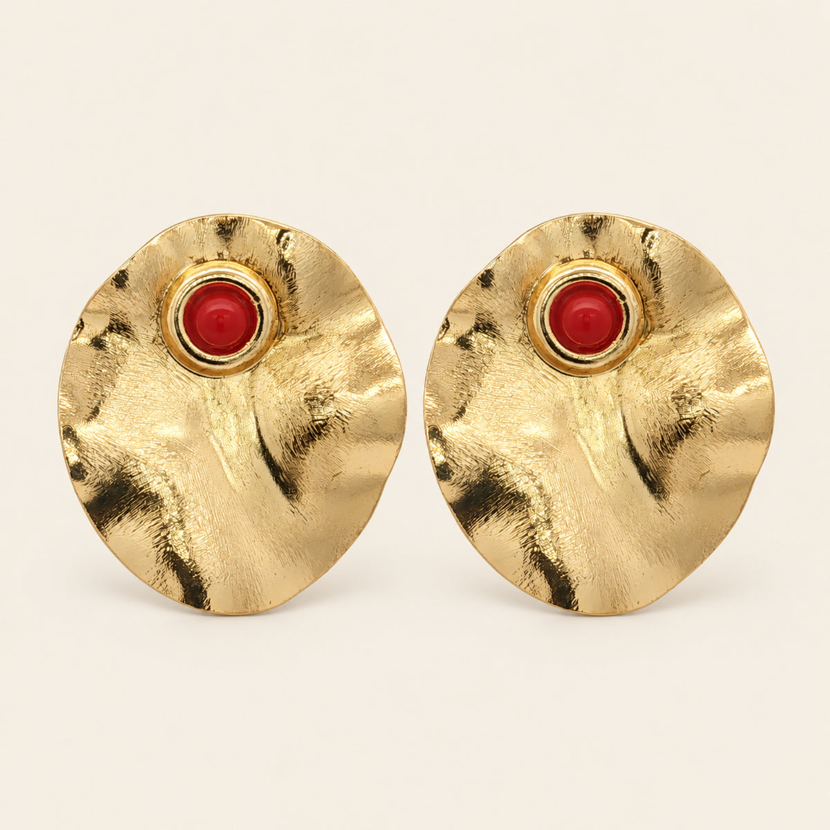 Aretes de Oro Laminado con Placa Ondulada Ovalada y Piedra Roja