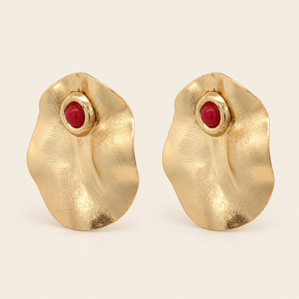 Aretes de Oro Laminado con Placa Ondulada Ovalada y Piedra Roja