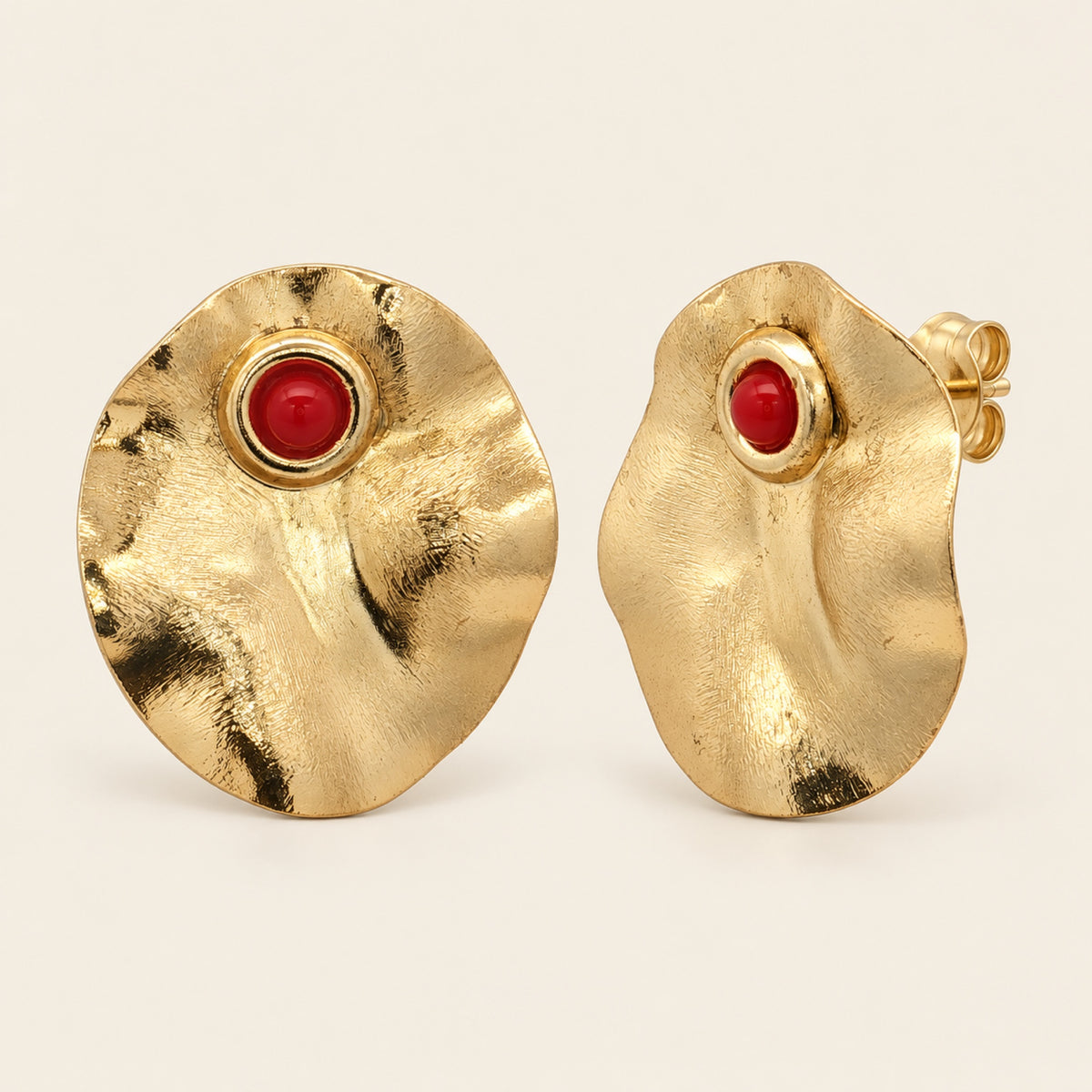 Aretes de Oro Laminado con Placa Ondulada Ovalada y Piedra Roja