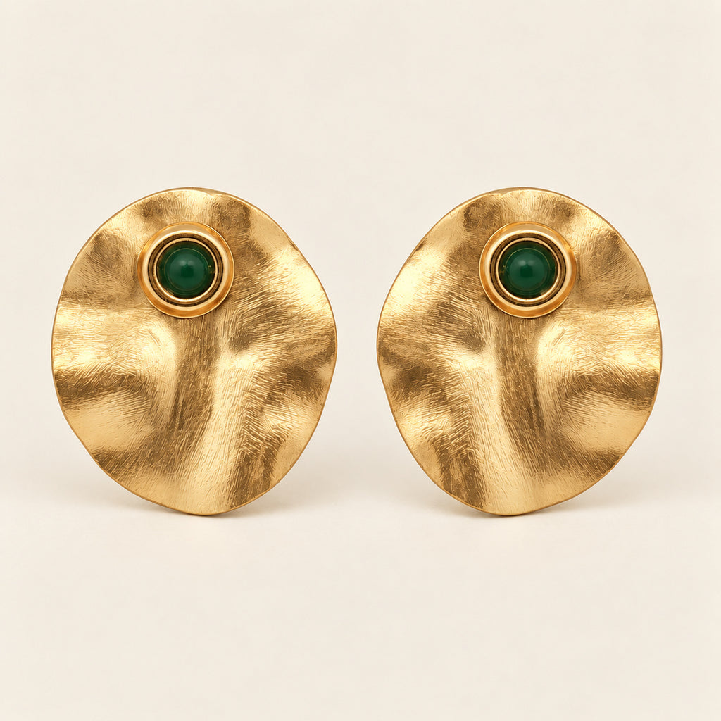 Aretes de Oro Laminado con Placa Ondulada Ovalada y Piedra Verde