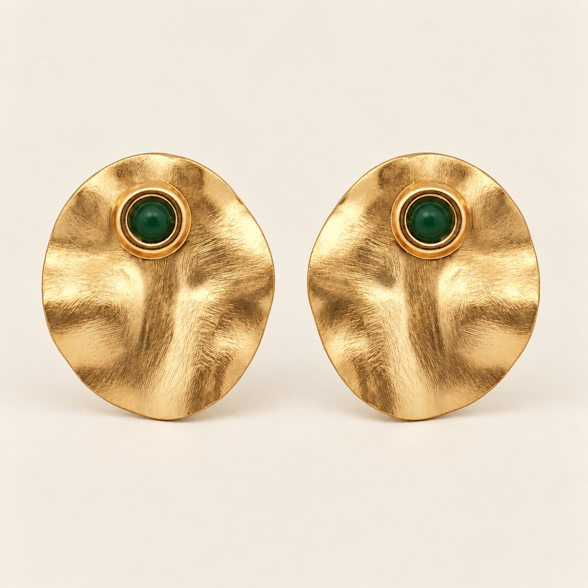 Aretes de Oro Laminado con Placa Ondulada Ovalada y Piedra Verde