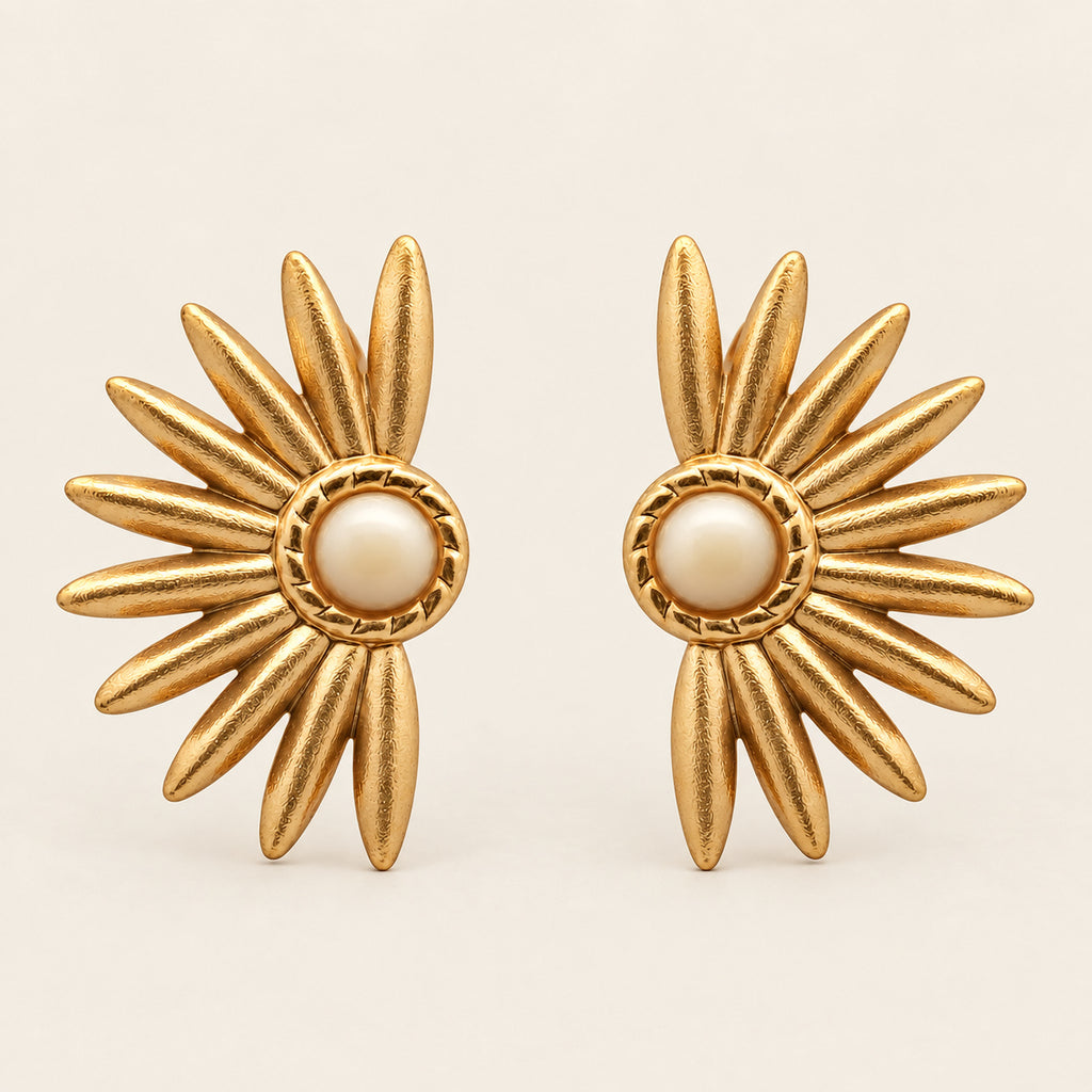 Aretes de Oro Laminado en Forma de Flor con Perla Shell