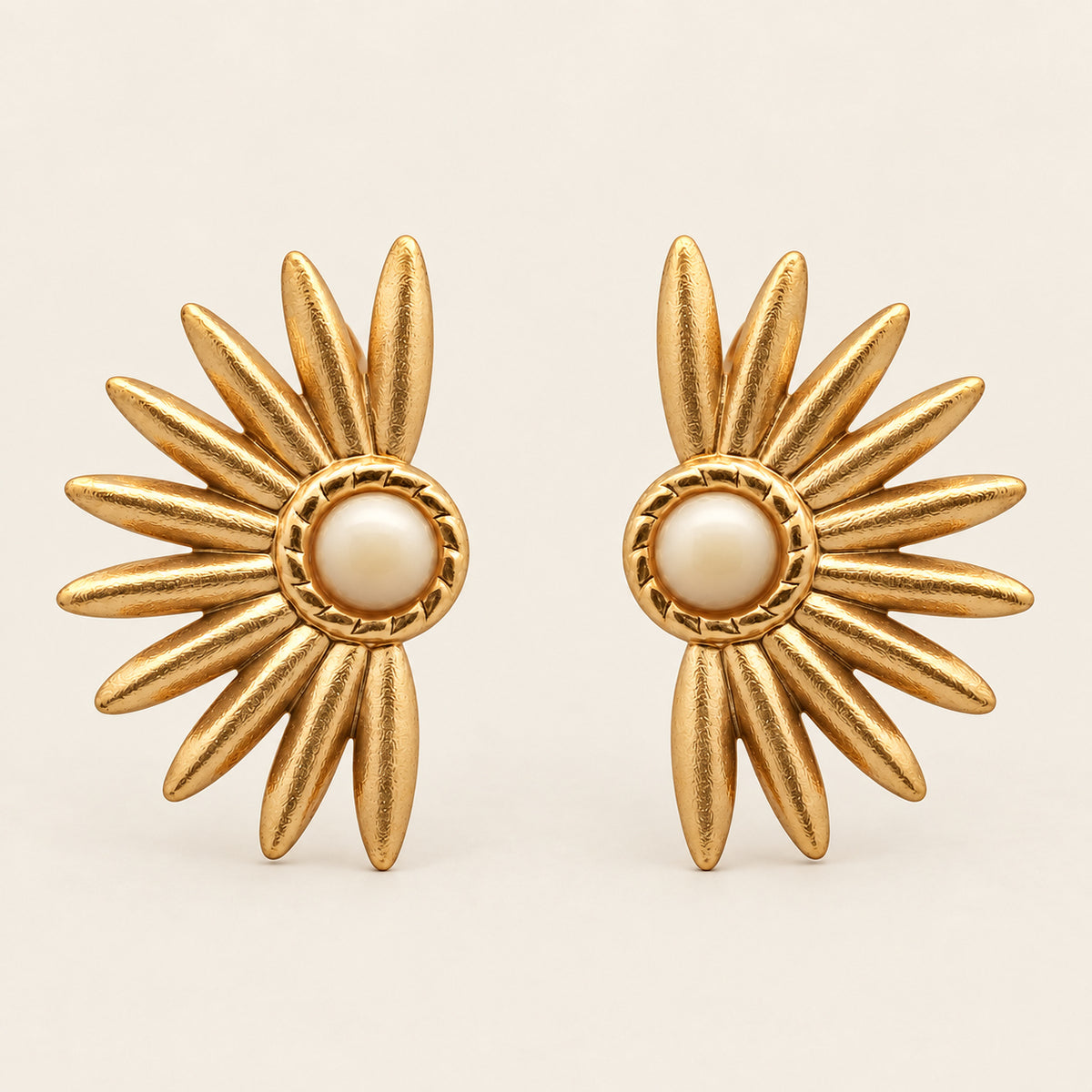 Aretes de Oro Laminado en Forma de Flor con Perla Shell