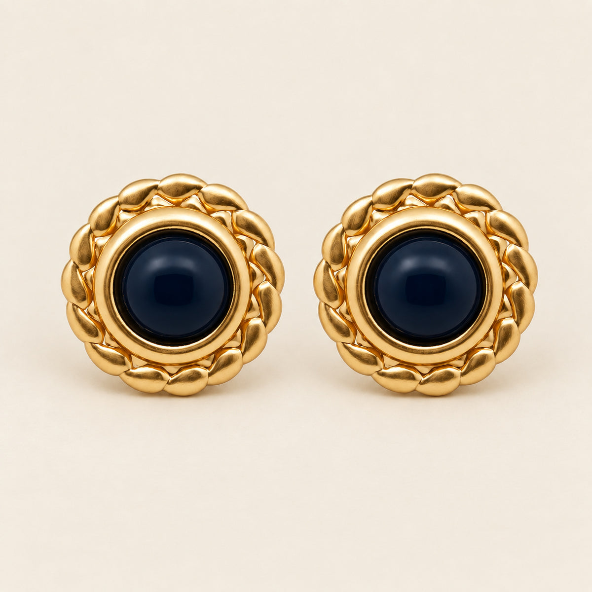 Aretes Botón de Oro Laminado con Borde Trenzado y Piedra Azul Marino