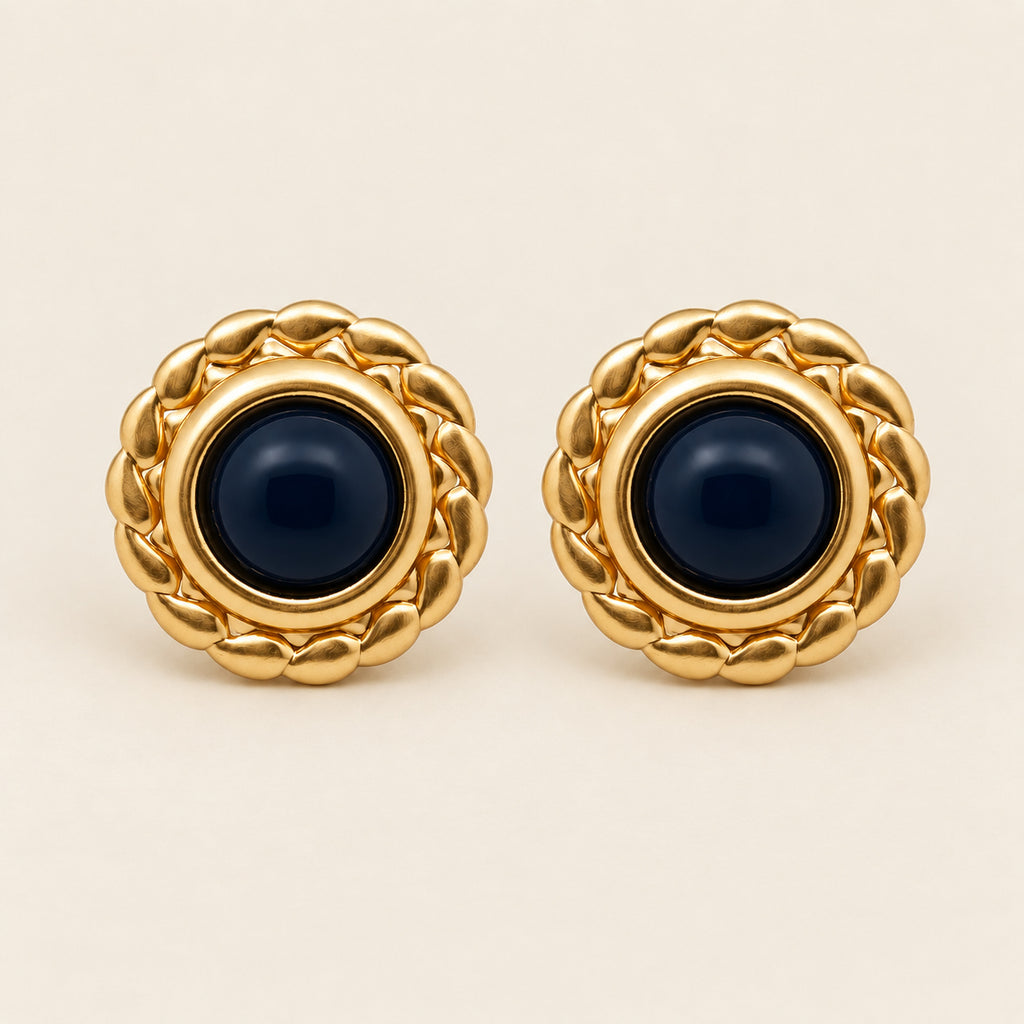 Aretes Botón de Oro Laminado con Borde Trenzado y Piedra Azul Marino