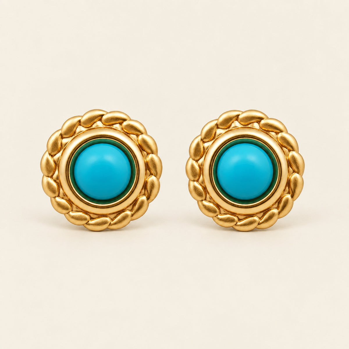 Aretes Botón de Oro Laminado con Borde Trenzado y Piedra Turquesa