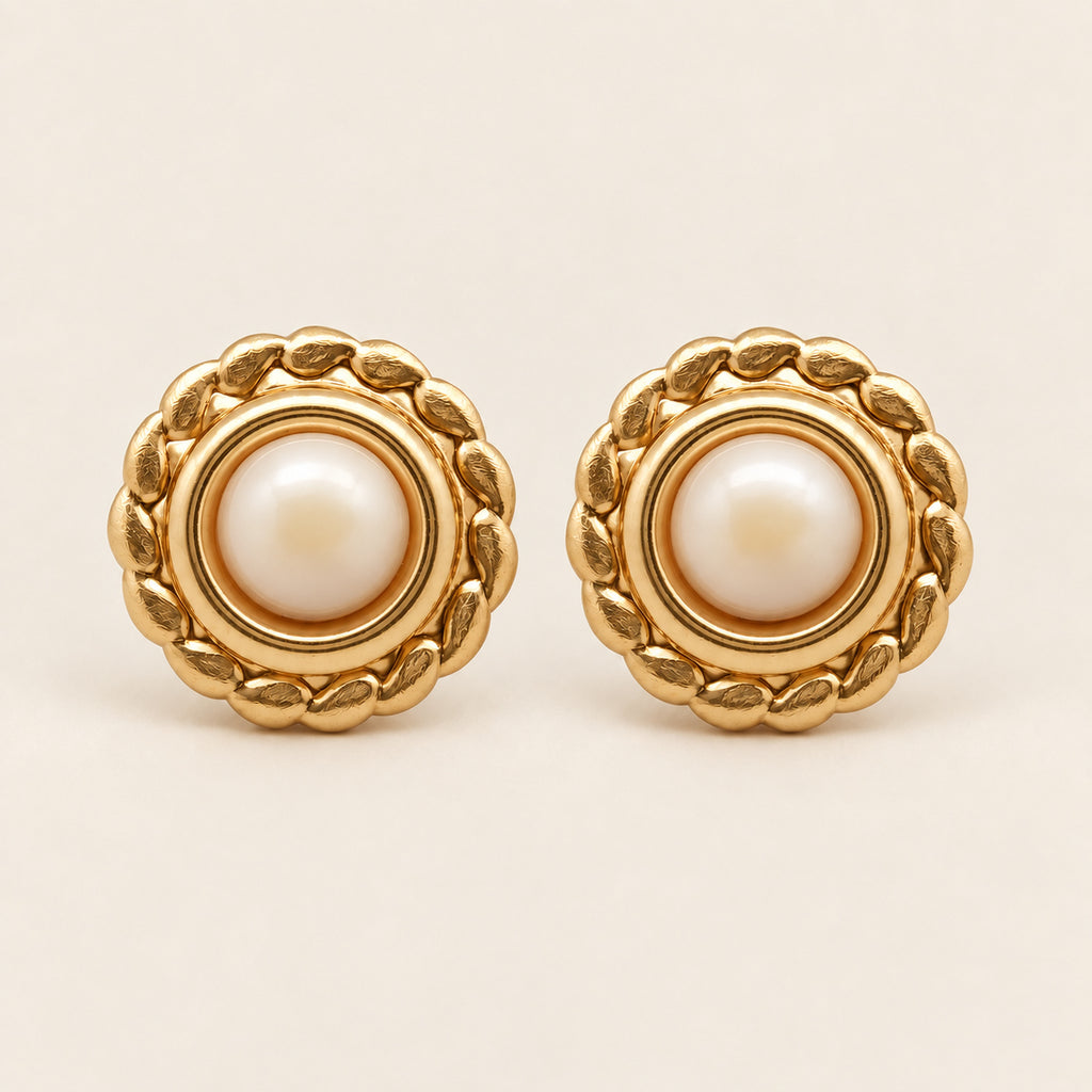 Aretes Botón de Oro Laminado con Borde Trenzado y Perla Shell