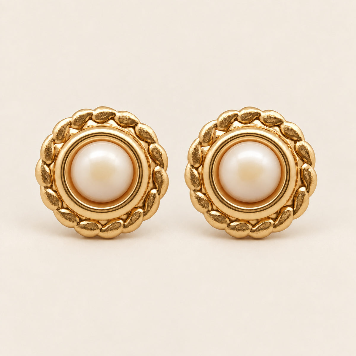 Aretes Botón de Oro Laminado con Borde Trenzado y Perla Shell