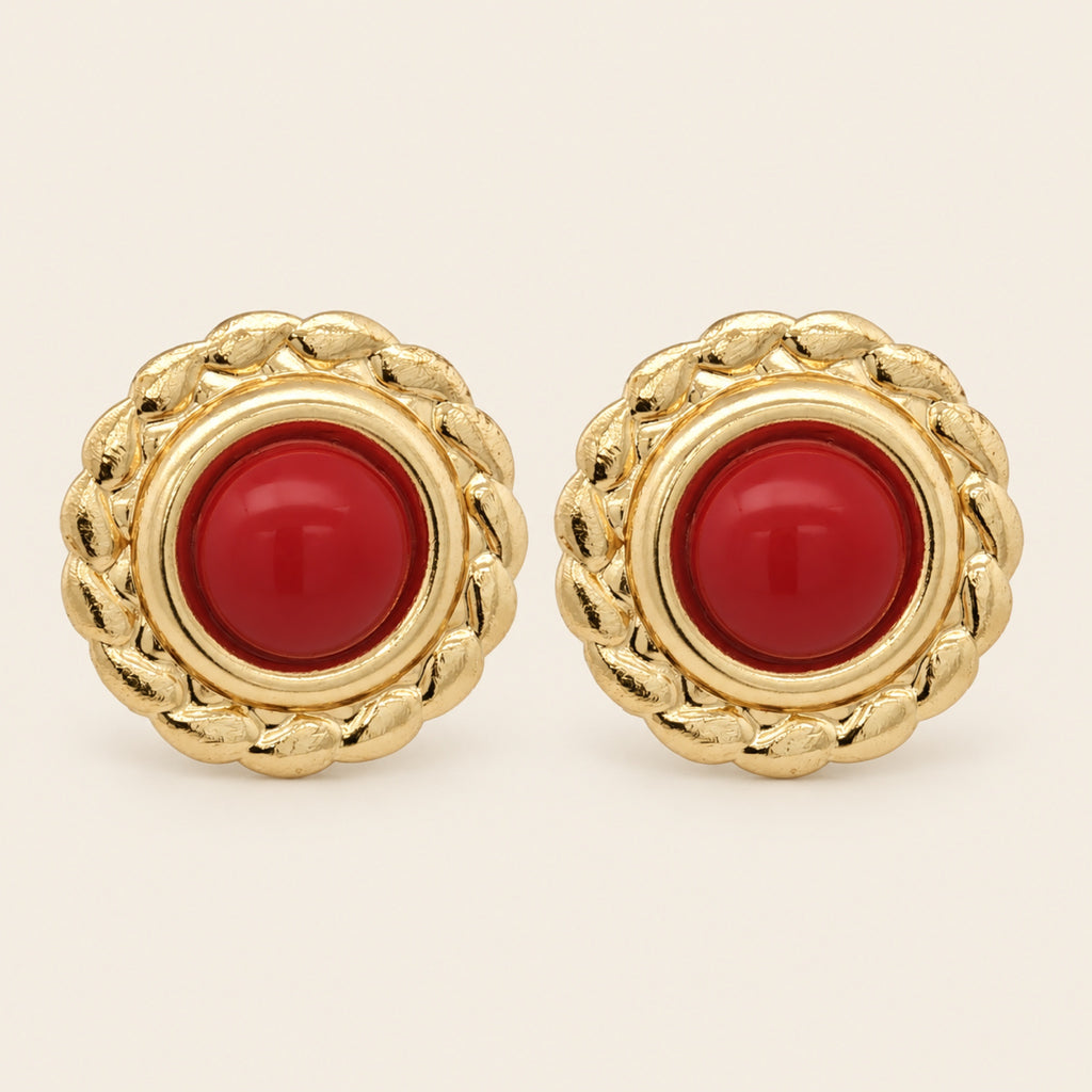 Aretes Botón de Oro Laminado con Borde Trenzado y Piedra Roja