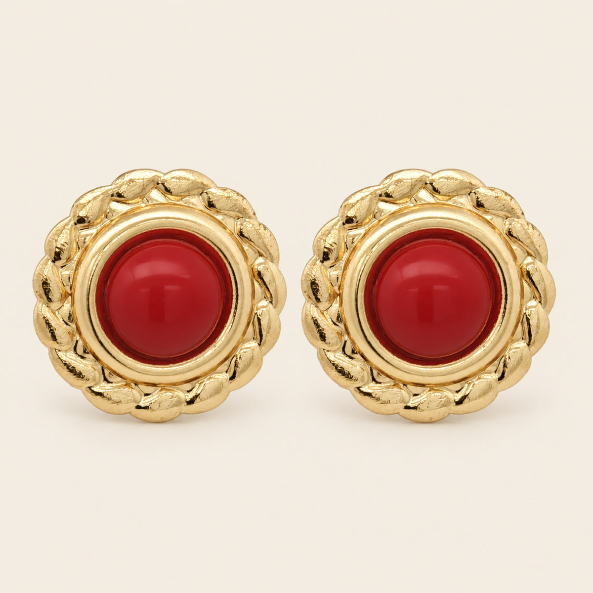Aretes Botón de Oro Laminado con Borde Trenzado y Piedra Roja