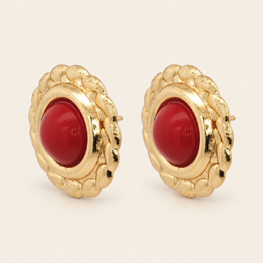 Aretes Botón de Oro Laminado con Borde Trenzado y Piedra Roja