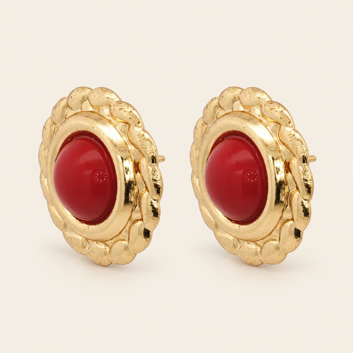 Aretes Botón de Oro Laminado con Borde Trenzado y Piedra Roja