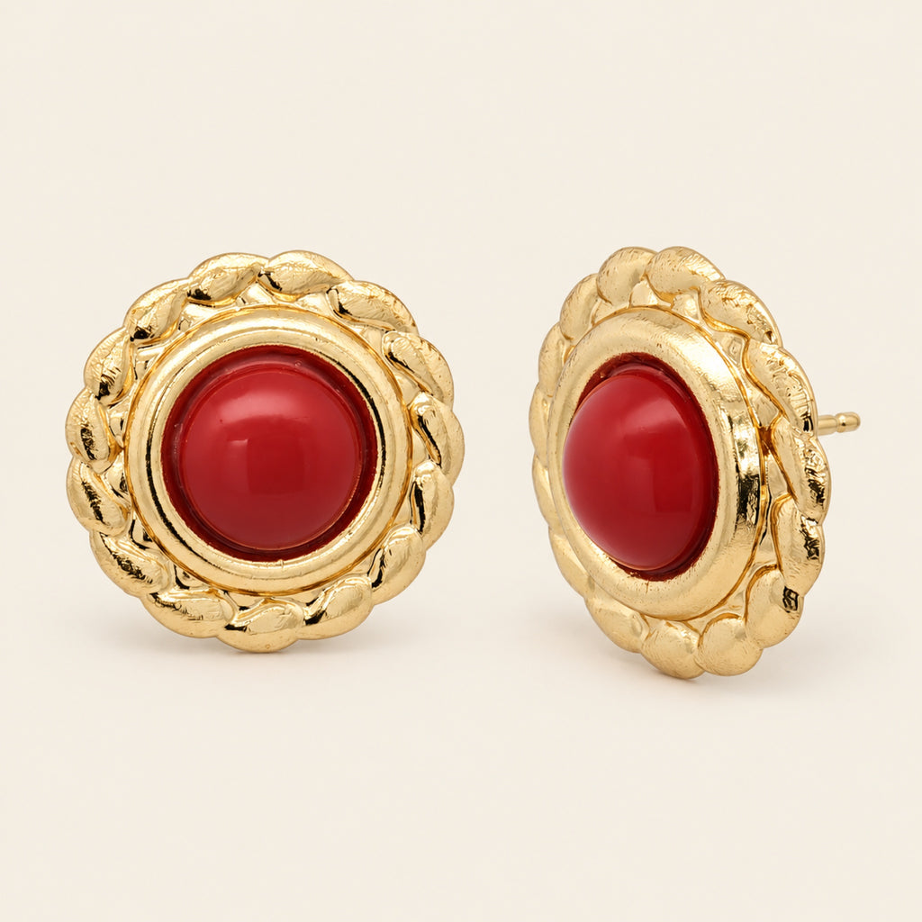 Aretes Botón de Oro Laminado con Borde Trenzado y Piedra Roja