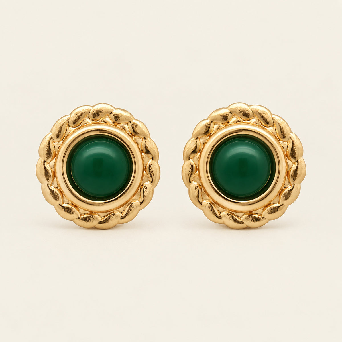 Aretes Botón de Oro Laminado con Borde Trenzado y Piedra Verde