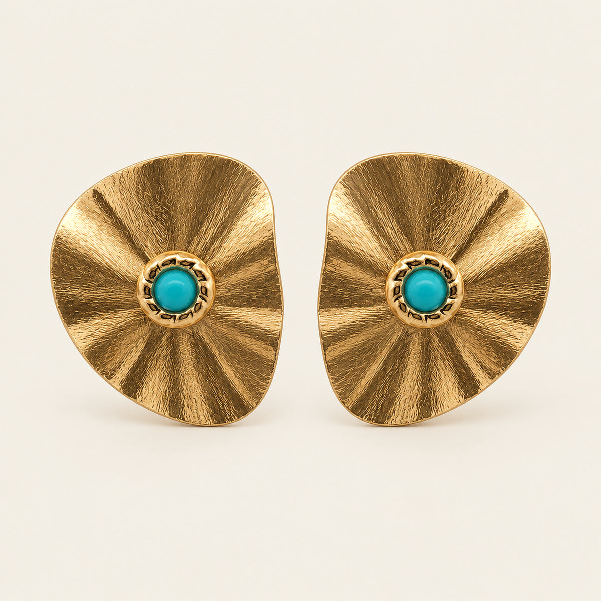 Aretes de Oro Laminado con Placa Plisada en Abanico y Piedra Turquesa