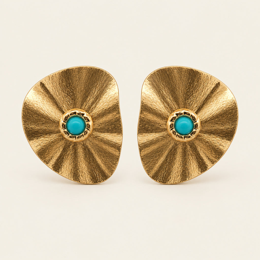 Aretes de Oro Laminado con Placa Plisada en Abanico y Piedra Turquesa