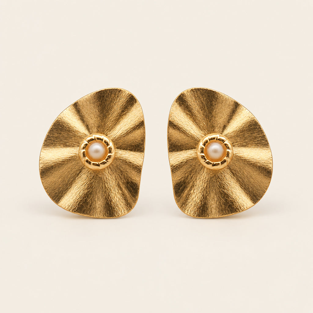 Aretes de Oro Laminado con Placa Plisada en Abanico y Perla Shell