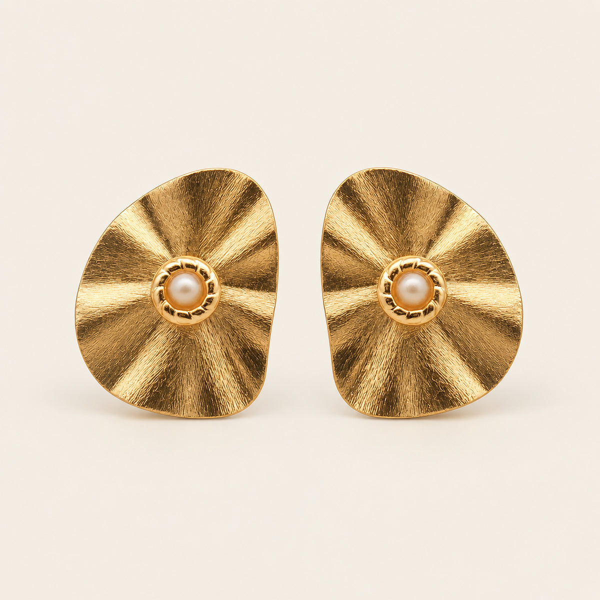 Aretes de Oro Laminado con Placa Plisada en Abanico y Perla Shell