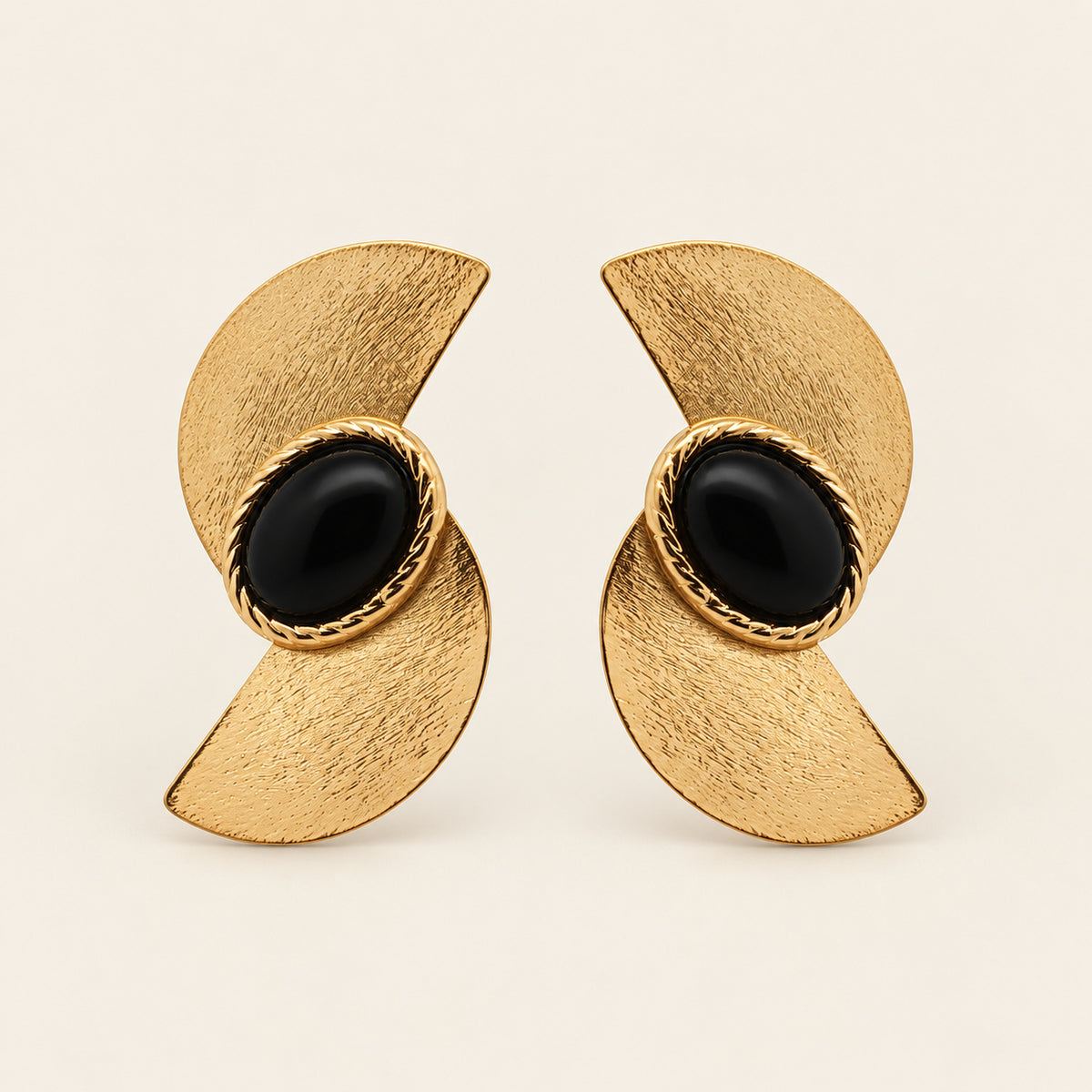 Aretes de Oro Laminado con Doble Media Luna y Piedra Negra