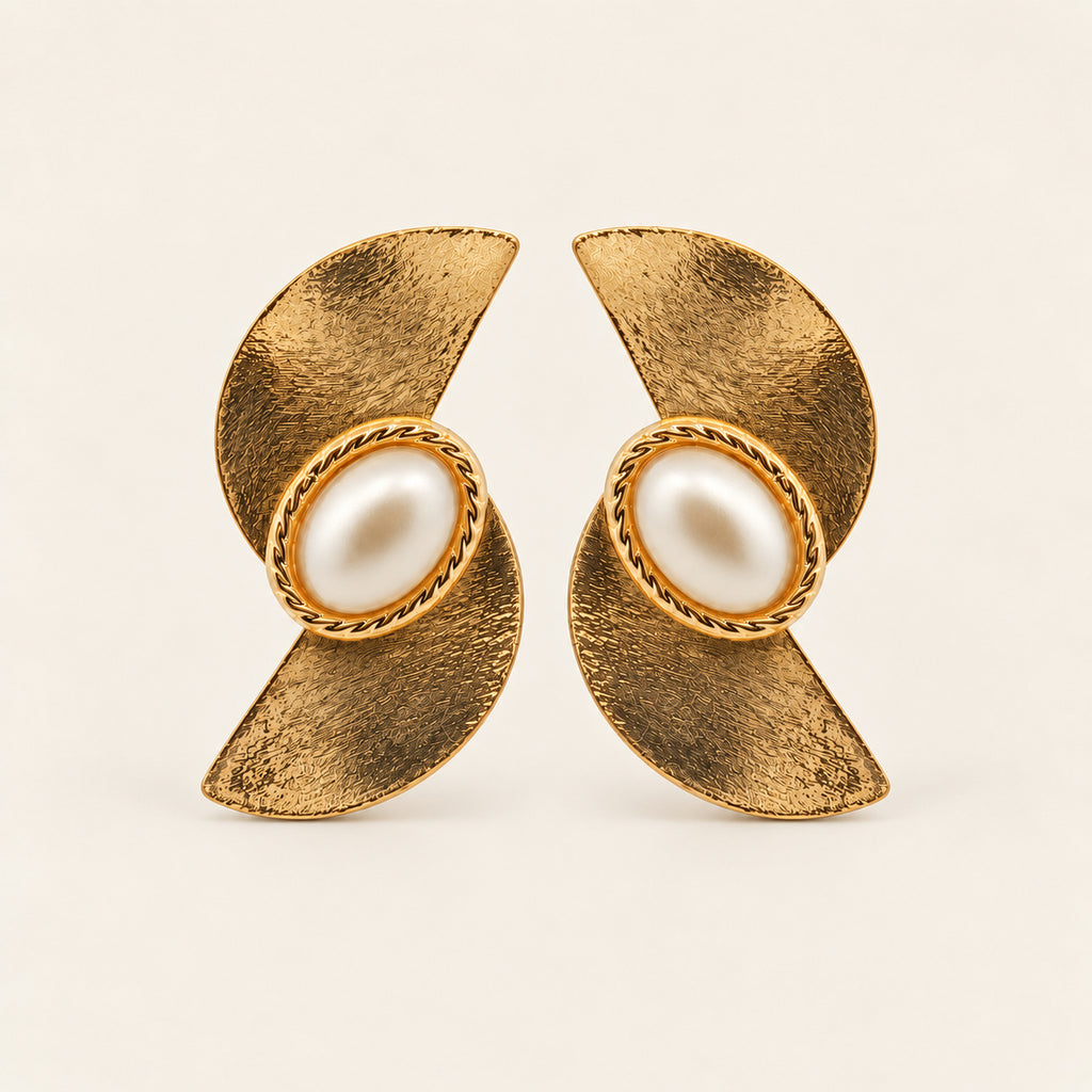 Aretes de Oro Laminado con Doble Media Luna y Perla Shell Ovalada