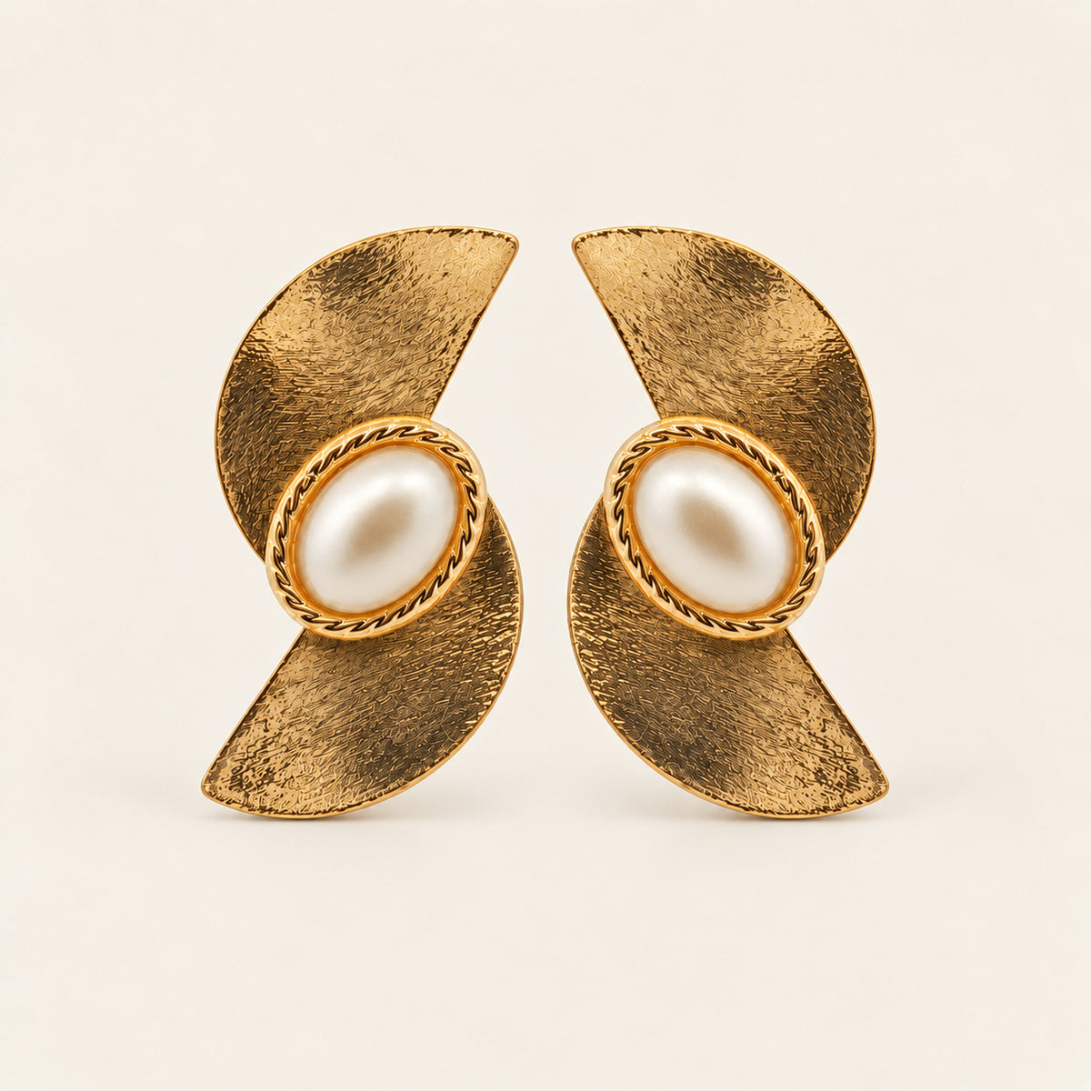 Aretes de Oro Laminado con Doble Media Luna y Perla Shell Ovalada