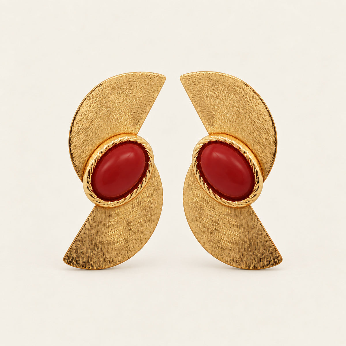 Aretes de Oro Laminado con Doble Media Luna y Piedra Roja