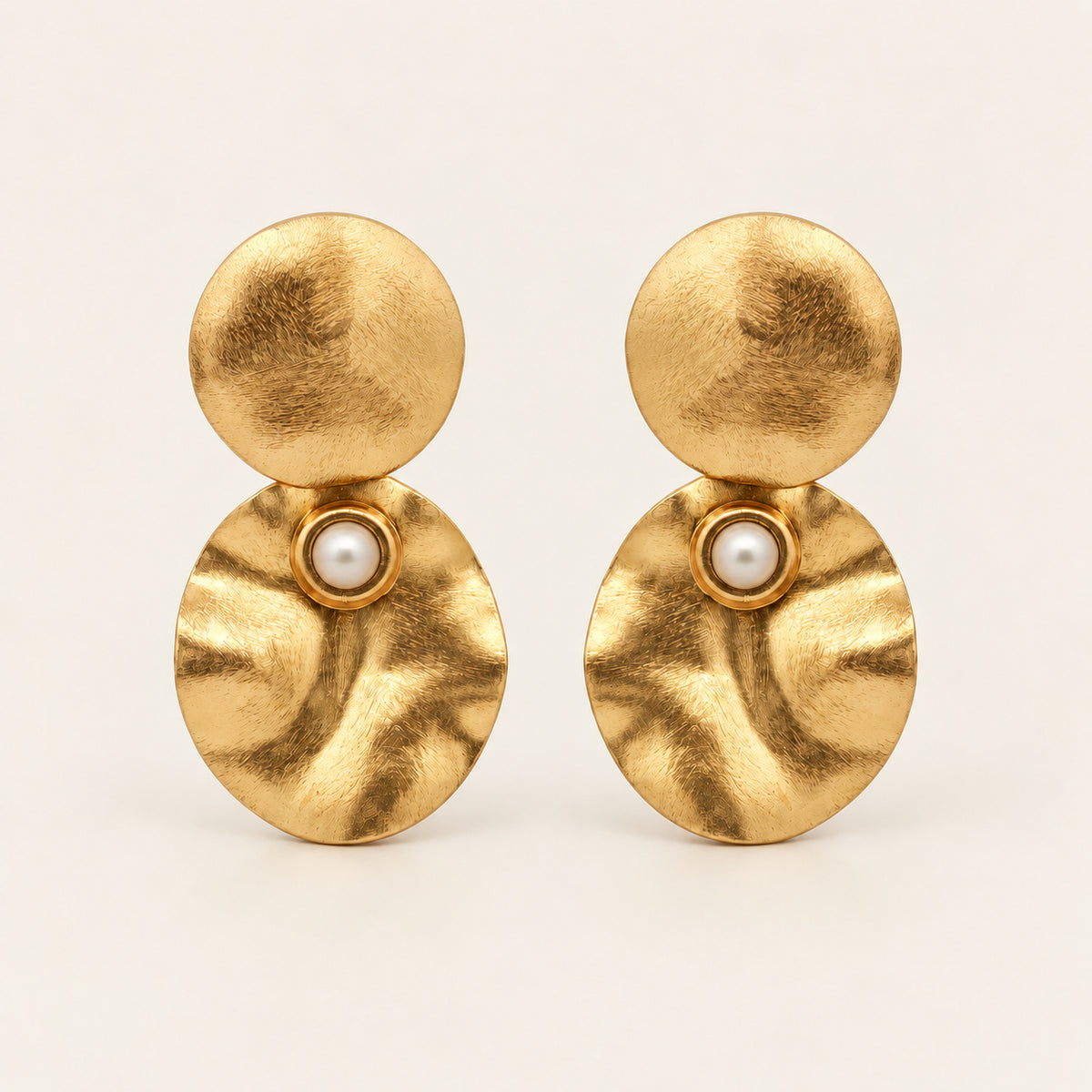 Aretes Largos de Oro Laminado con Doble Disco y Perla Shell