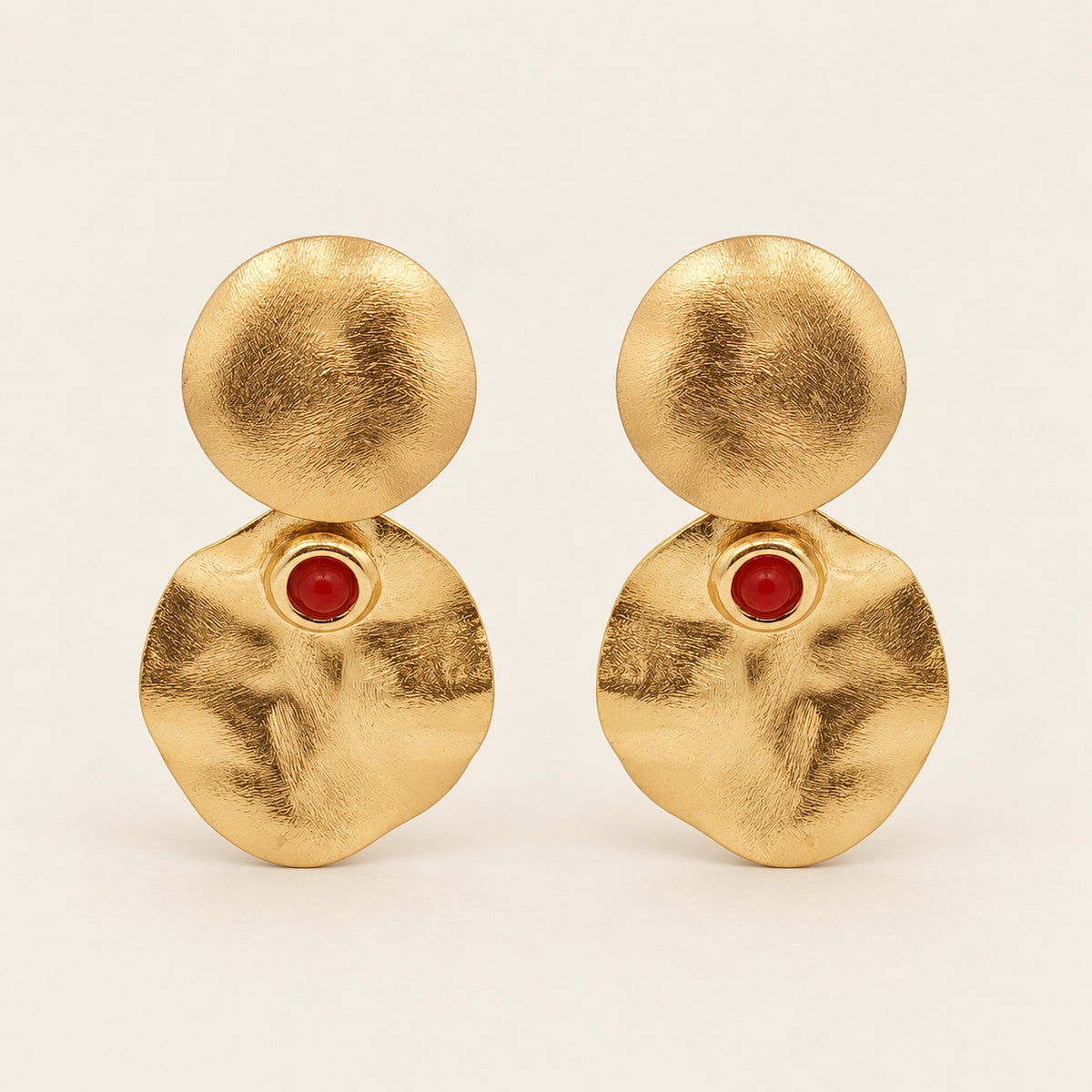 Aretes Largos de Oro Laminado con Doble Disco y Piedra Roja