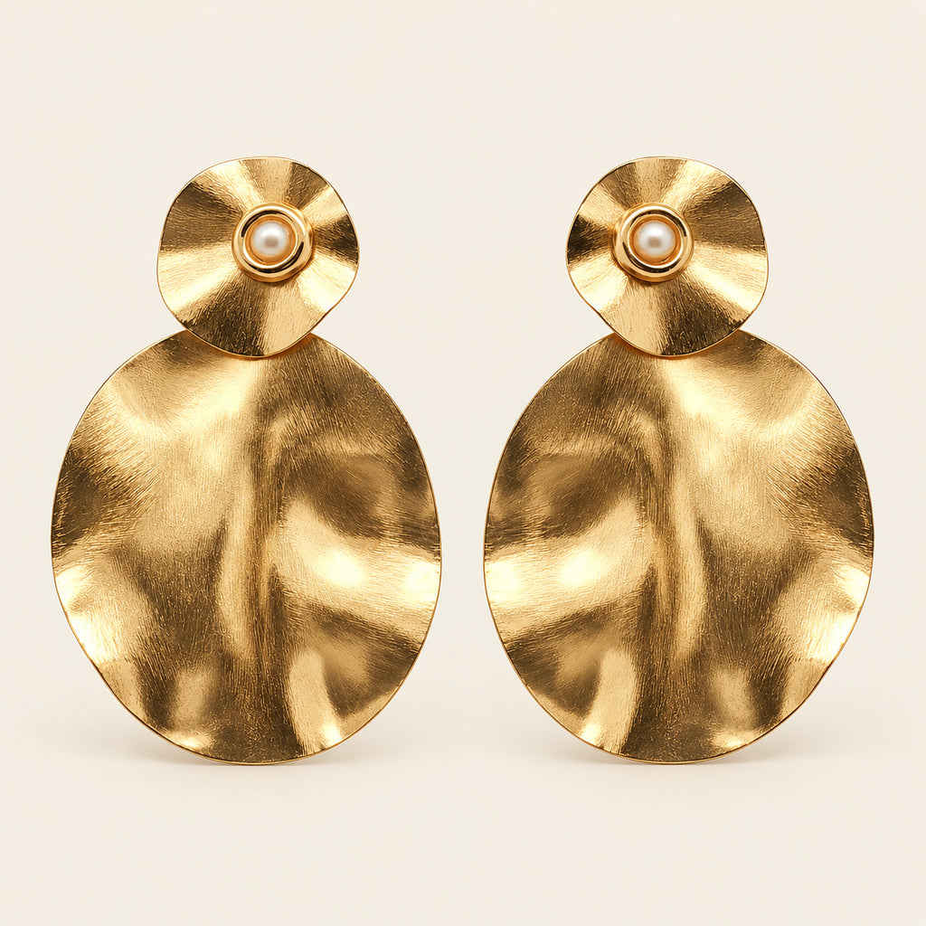 Aretes Largos de Oro Laminado con Placa Ondulada Grande y Perla Shell