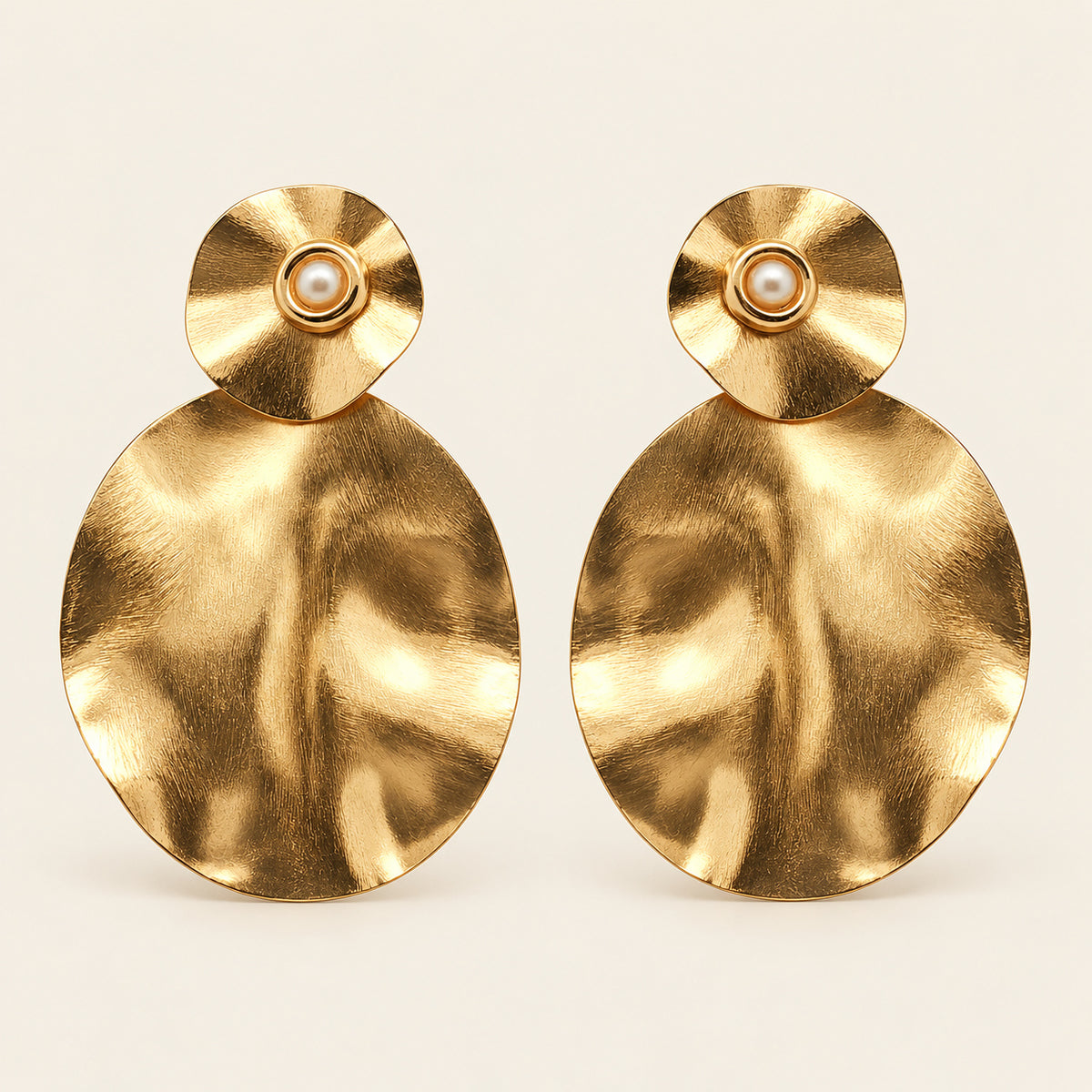 Aretes Largos de Oro Laminado con Placa Ondulada Grande y Perla Shell