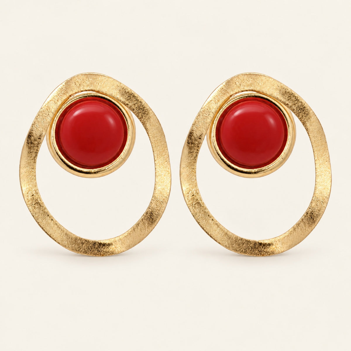 Aretes de Oro Laminado con Piedra Roja de Resina y Aro Irregular