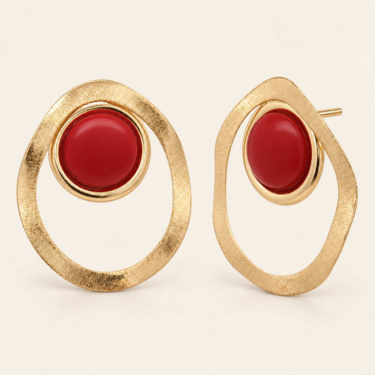 Aretes de Oro Laminado con Piedra Roja de Resina y Aro Irregular
