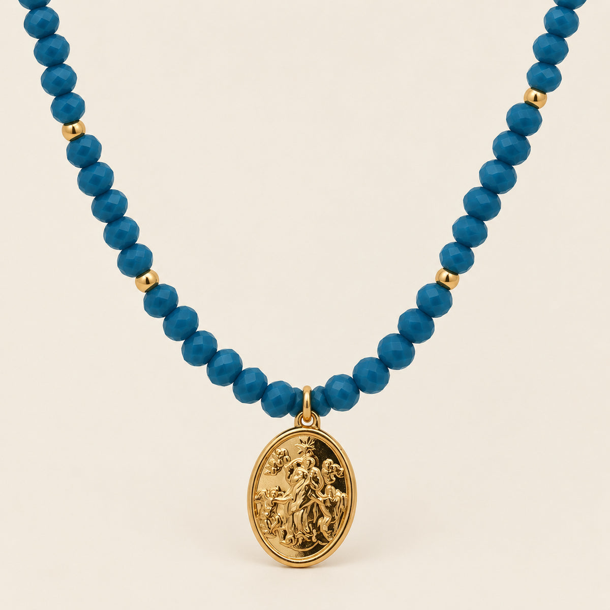Collar de Oro Laminado con Cuentas Azules y Medalla de la Virgen Desatanudos