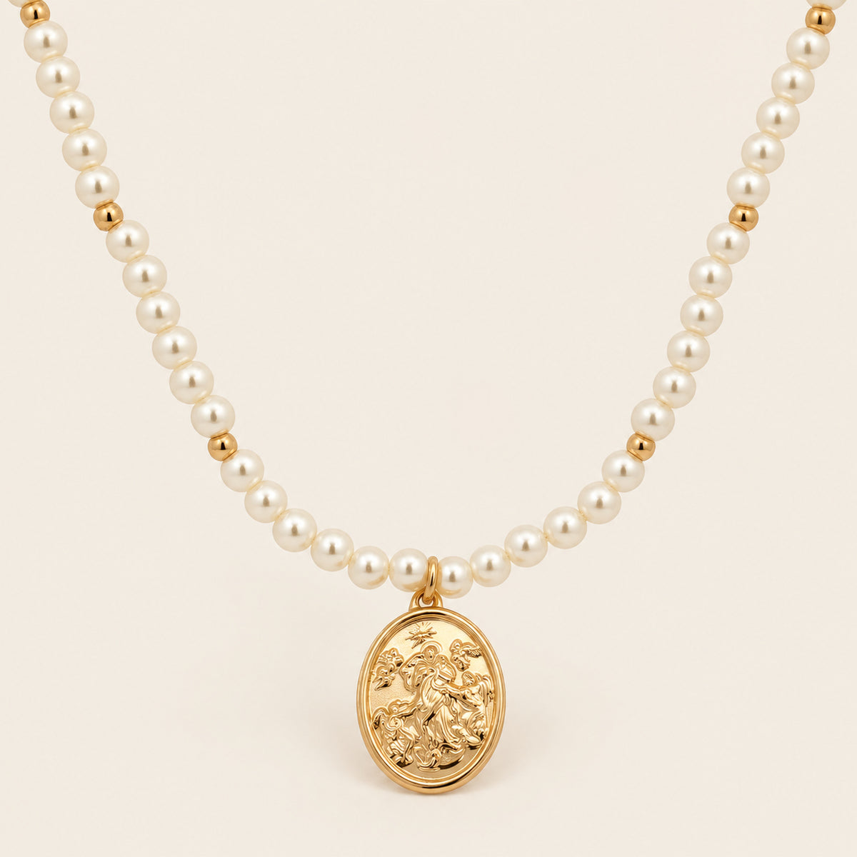 Collar de Oro Laminado con Perlas Shell y Medalla de la Virgen Desatanudos