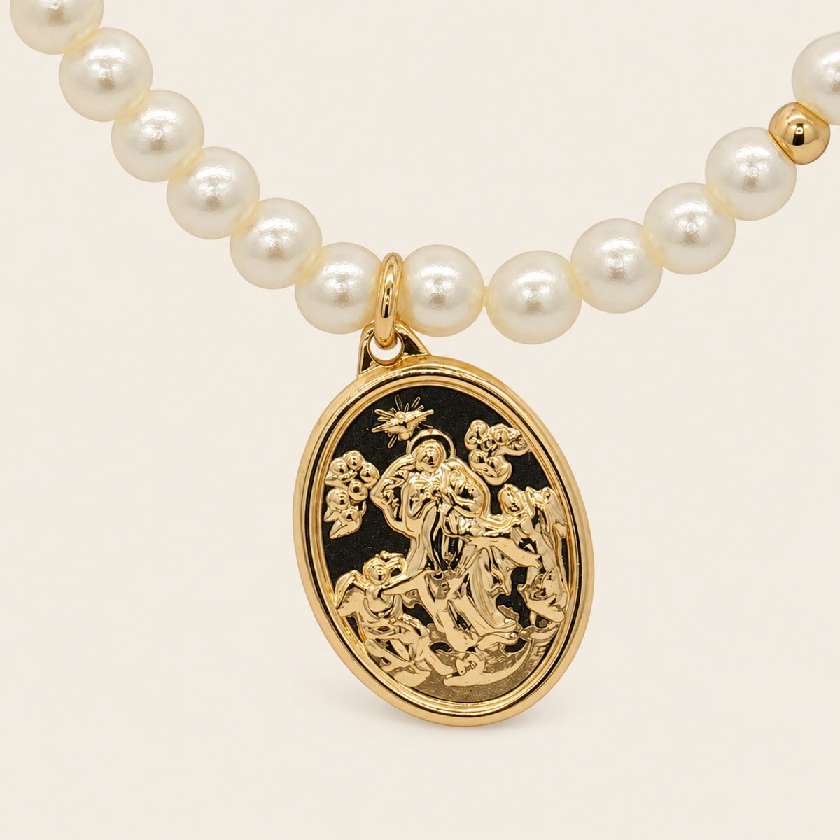 Collar de Oro Laminado con Perlas Shell y Medalla de la Virgen Desatanudos