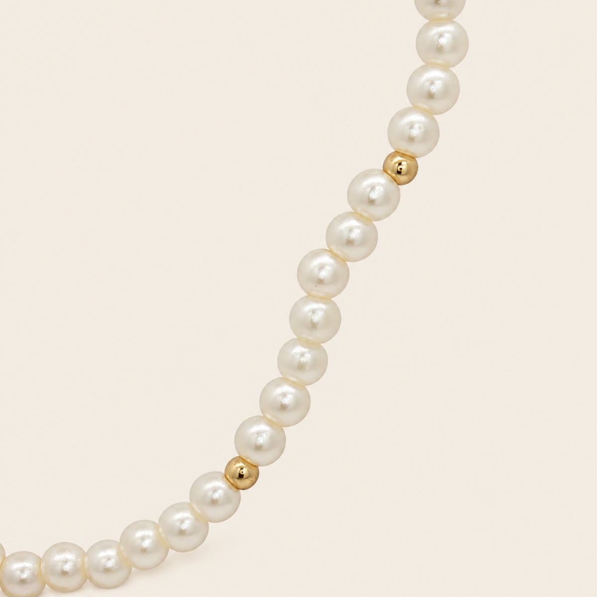 Collar de Oro Laminado con Perlas Shell y Medalla de la Virgen Desatanudos