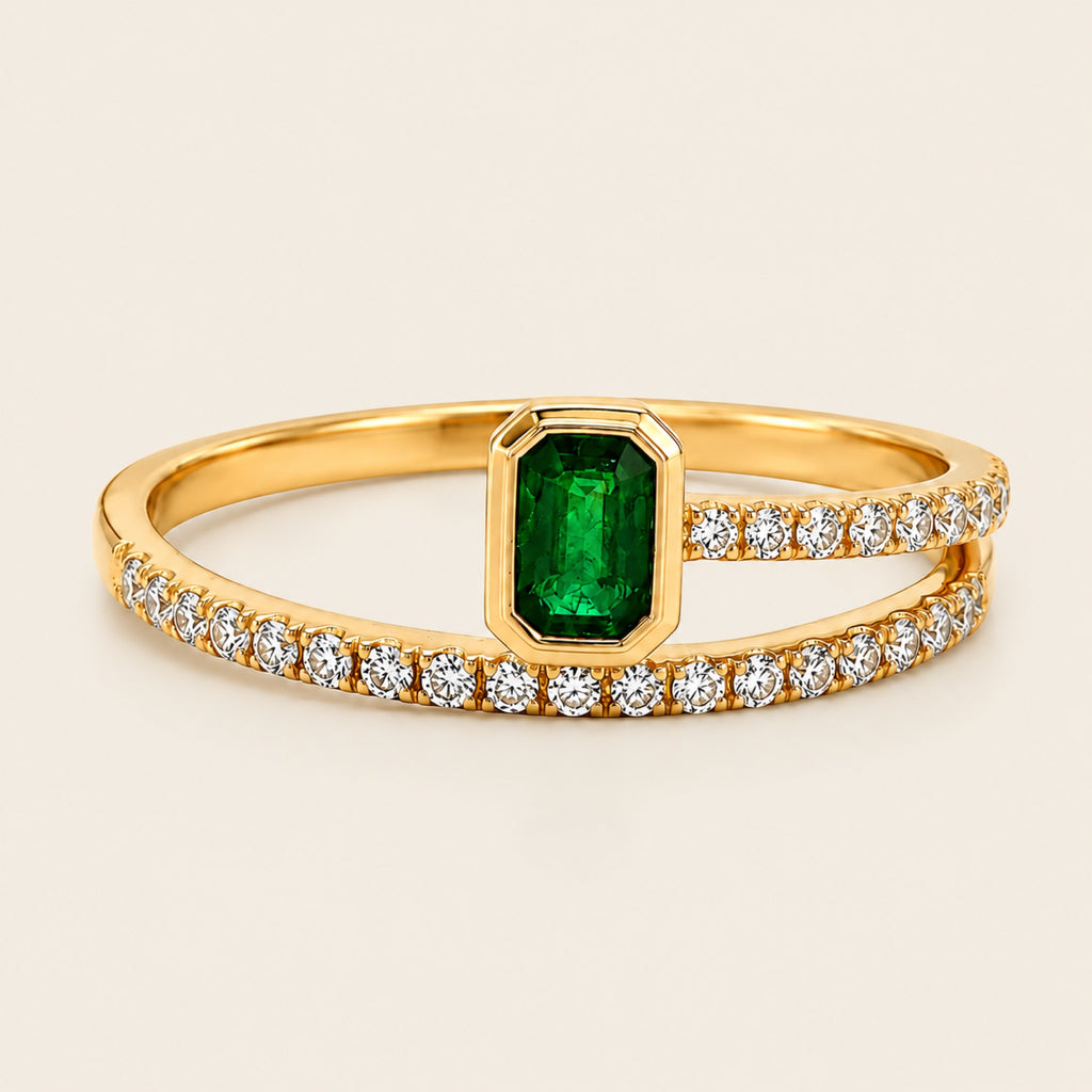 Alejandra – Anillo Doble Banda de Oro Amarillo 14k con Esmeralda y Diamantes